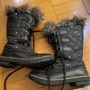 LIKE NEW Women’s Sorel Snowboots in Black Size 6.5